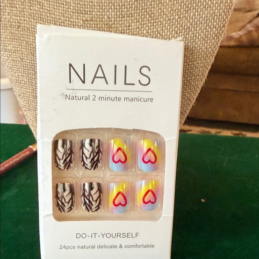 DIY Nail Art Set with Heart and Feather Designs​